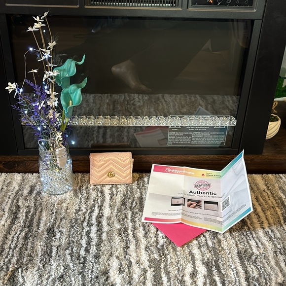 COPY - Small light pink Gucci wallet! Gold hardware!  COA included! - Picture 8 of 10